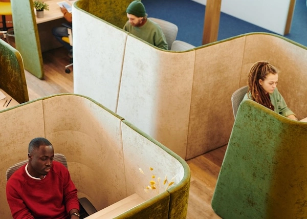 AI Tech Transforming Commercial Real Estate_internal 7-600x428 hybrid workspace with employees commercial real estate