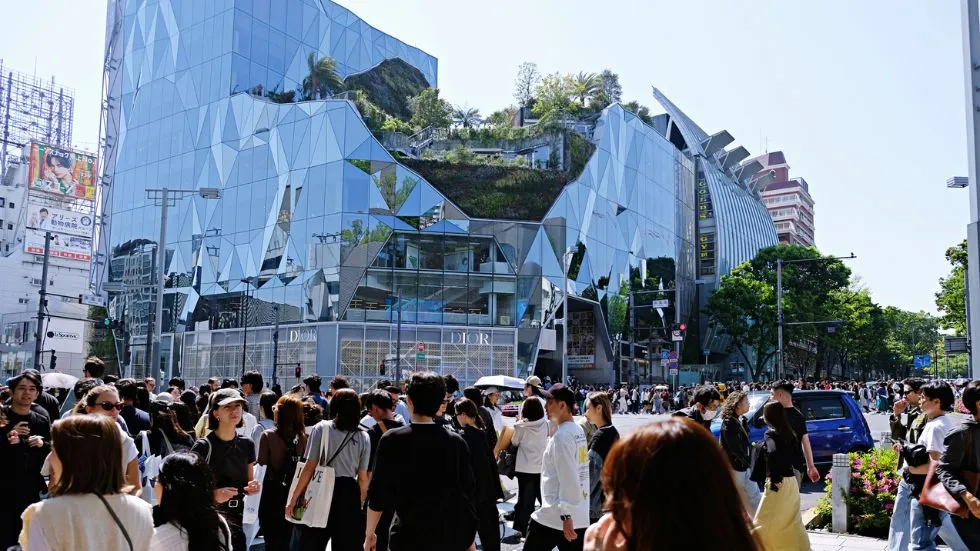 AIUseCasesCities_HarajukuHarakado_internal Tokyu Plaza Harajuku Harakado green roof in Harajuku-Omotesando area of Tokyo, Japan